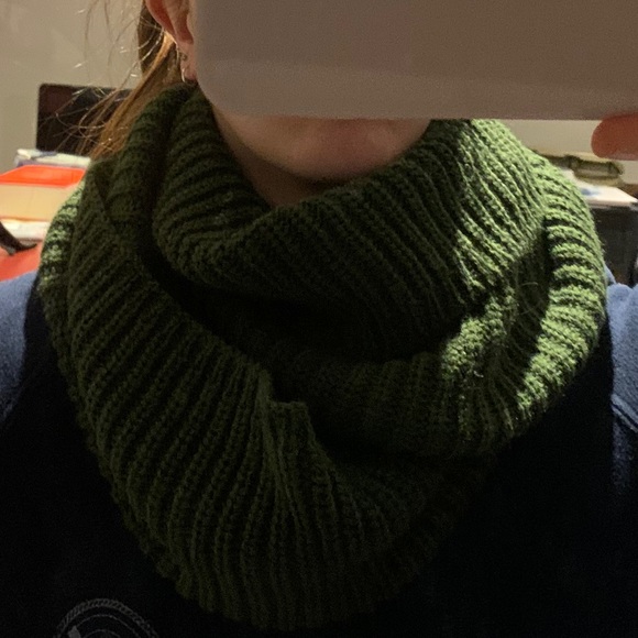 Green Infinity scarf - Picture 4 of 4